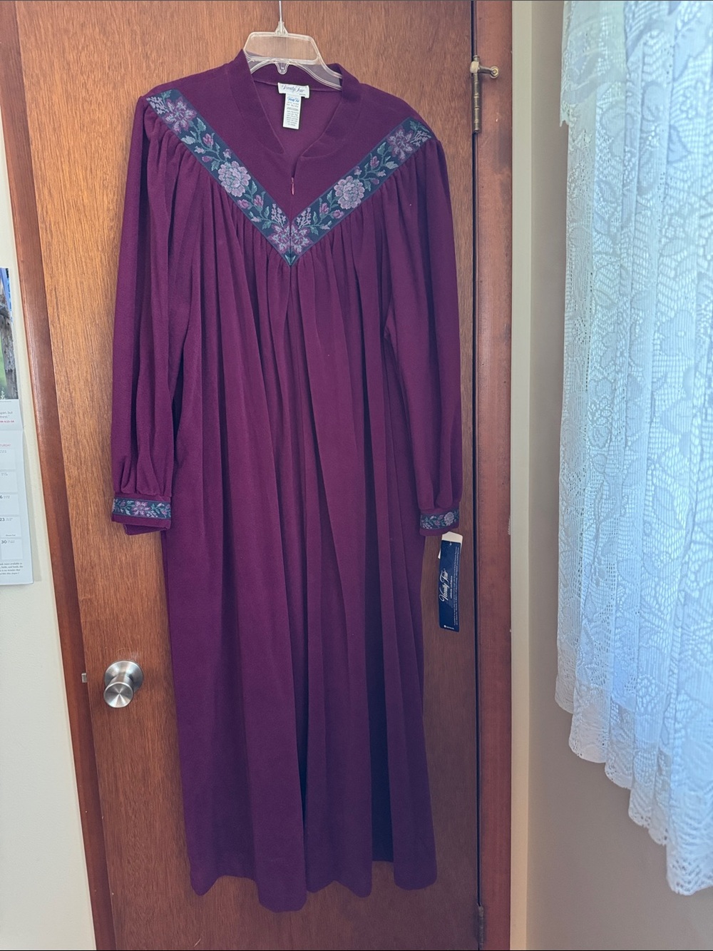 Women’s size 3XL Vintage-Inspired Burgundy Embroidered House Coat/Zippered Robe